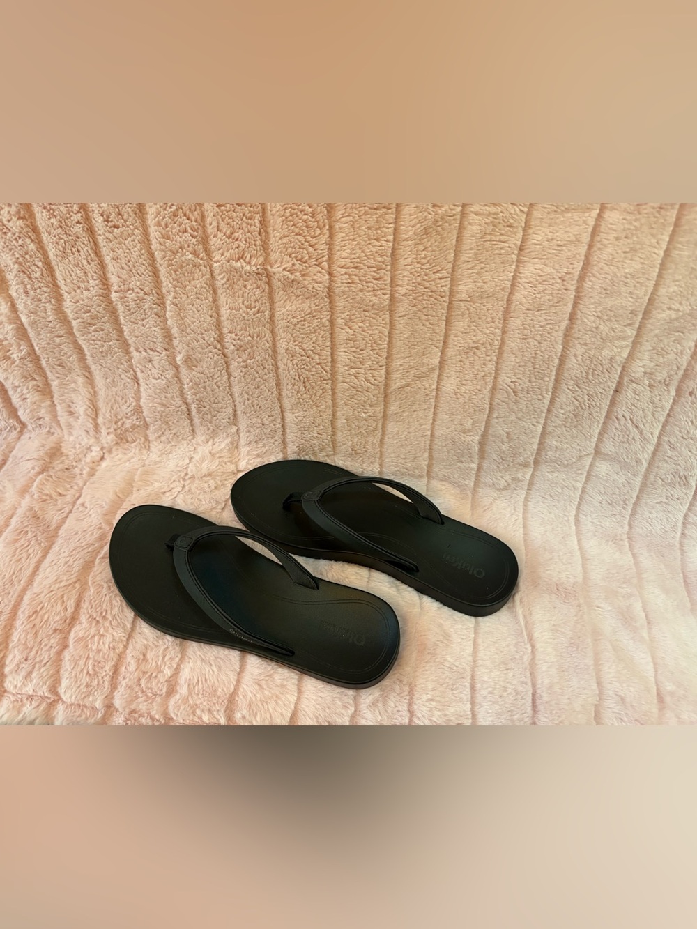 OluKai 'Uiki Black Flip Flops